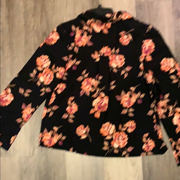 Floral button down shirt ! - Picture 4 of 8